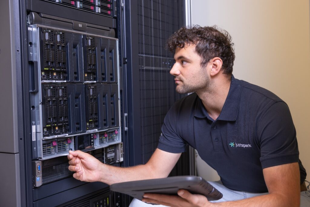 IT Support Medewerker van Justspark aan het werk bij een serverrack